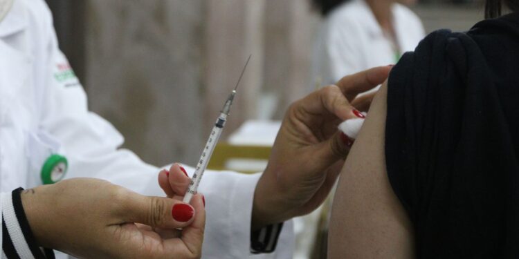 Ministério envia ao Ceará e a 11 estados doses da nova vacina contra covid-19