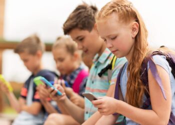 Uso excessivo de telas aumenta risco de olho seco em crianças