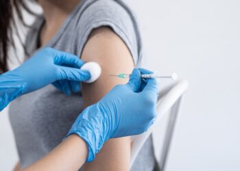 Conselho Federal de Farmácia define que farmacêutico habilitado pode prescrever vacinas