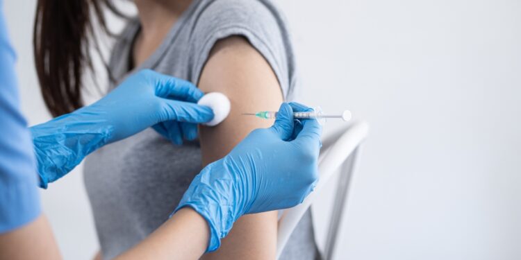 Conselho Federal de Farmácia define que farmacêutico habilitado pode prescrever vacinas