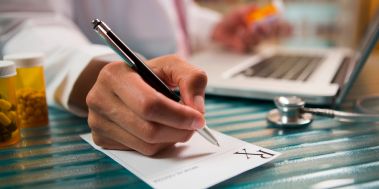 Anvisa reafirma que farmácias podem vender medicamentos prescritos por enfermeiros