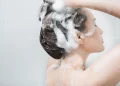 Xampu antiqueda: saiba como o produto age na queda de cabelo