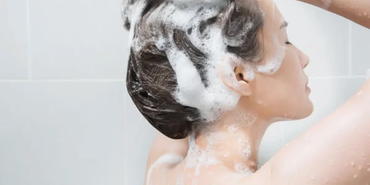 Xampu antiqueda: saiba como o produto age na queda de cabelo
