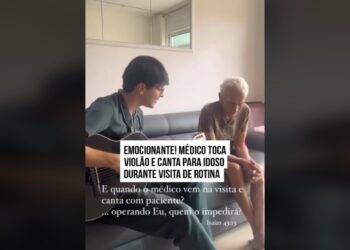 Médico canta e toca violão para idoso durante visita de rotina no Eusébio