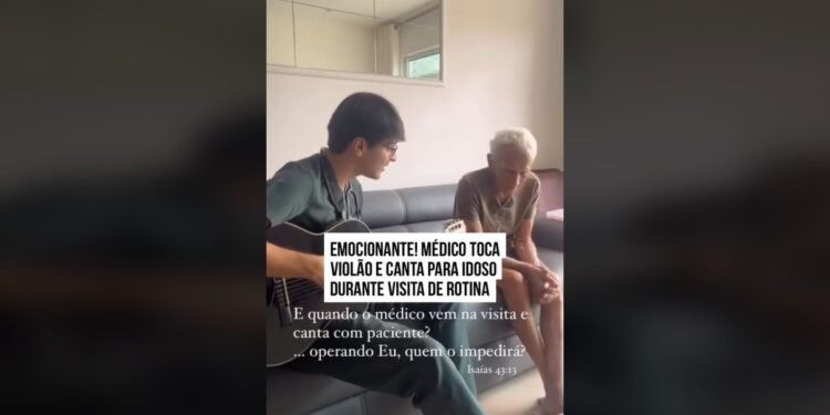 Médico canta e toca violão para idoso durante visita de rotina no Eusébio