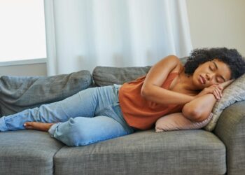 Mito ou verdade: soneca pós-almoço prejudica a digestão?