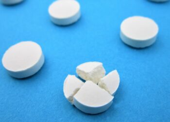 Cortar comprimido ao meio equivale a tomar meia dose?