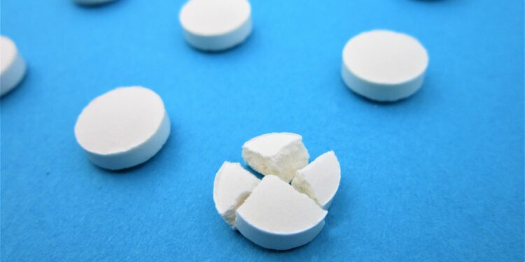 Cortar comprimido ao meio equivale a tomar meia dose?