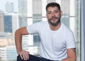 Saiba o que é doença de Crohn, que afeta o jornalista Evaristo Costa