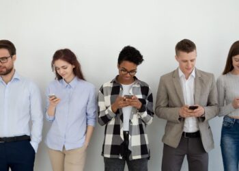 Entenda a síndrome do pescoço de texto, causada pelo uso excessivo de celular