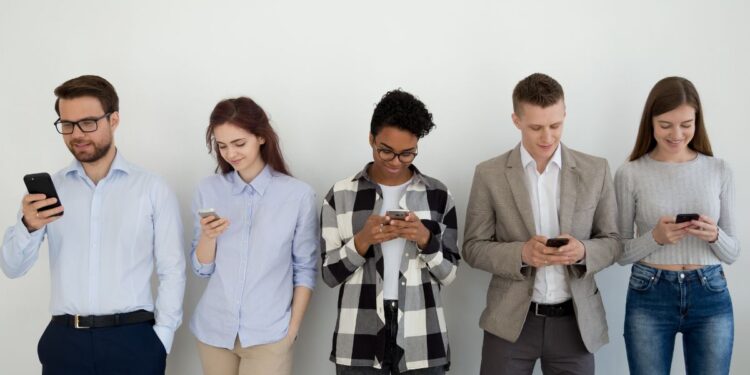 Entenda a síndrome do pescoço de texto, causada pelo uso excessivo de celular