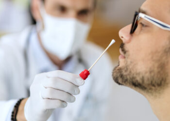 Fiocruz aponta sinais de queda em alta recente da covid no país