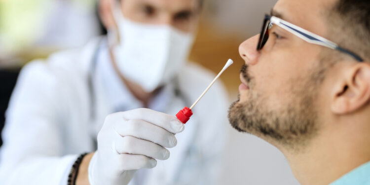 Fiocruz aponta sinais de queda em alta recente da covid no país