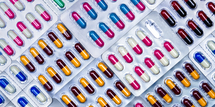 30% dos brasileiros tomam antibióticos sem receita, diz pesquisa