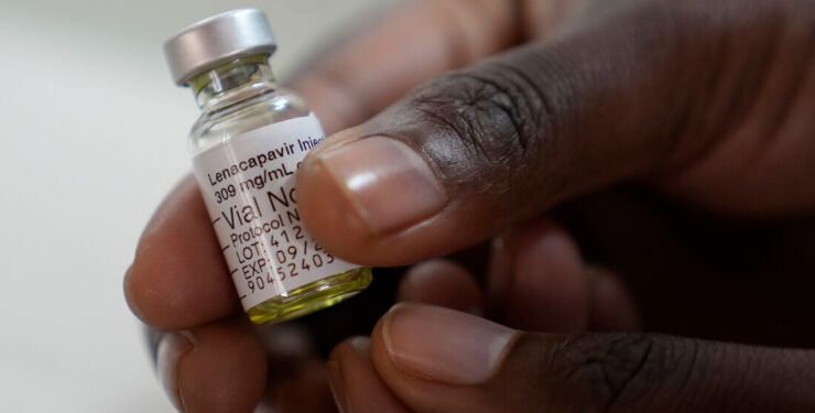 Lenacapavir, medicamento injetável que previne 99,9% da infecção pelo HIV, é eleito o avanço do ano