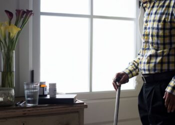 Quedas em idosos geram alto risco de traumatismo craniano