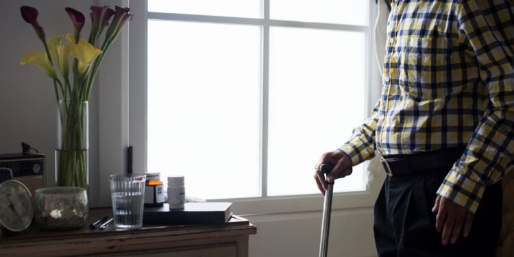 Quedas em idosos geram alto risco de traumatismo craniano