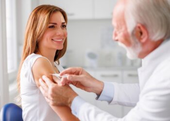 Conselho Federal de Farmácia abre inscrições para curso de vacinação para farmacêuticos