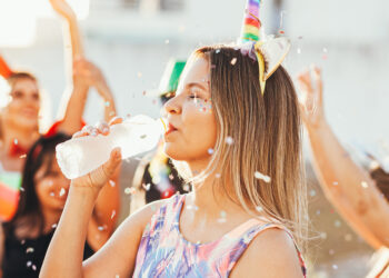 Como se hidratar corretamente para aproveitar o carnaval