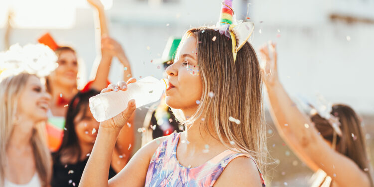 Como se hidratar corretamente para aproveitar o carnaval