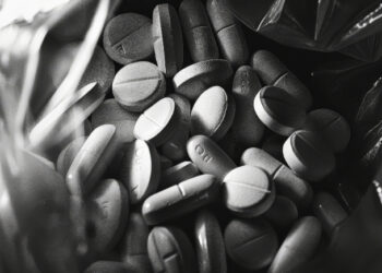 Prescrição de medicamentos tarjados por farmacêuticos pode virar lei