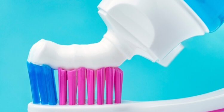 Saúde bucal: entenda importância e cuidados com cremes dentais