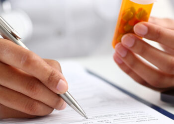 Receitas médicas ilegíveis preocupam sociedade e farmacêuticos