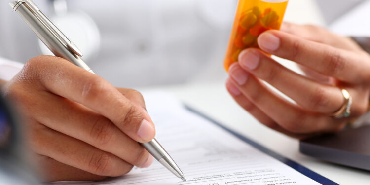 Receitas médicas ilegíveis preocupam sociedade e farmacêuticos