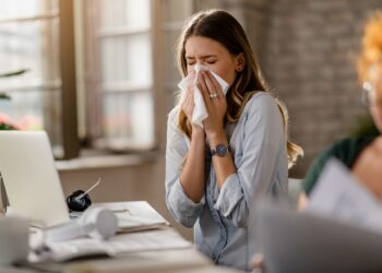 Espirros, tosse e coceira: por que as alergias pioram no inverno?