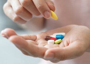 64% dos brasileiros acreditam que a atuação do farmacêutico reduz as chances de automedicação