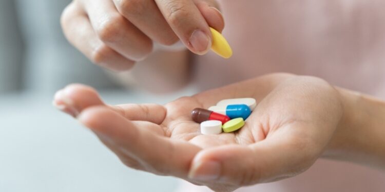 64% dos brasileiros acreditam que a atuação do farmacêutico reduz as chances de automedicação