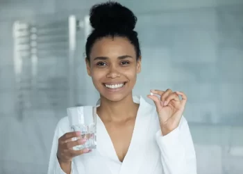 Azitromicina: para que serve, como tomar e efeitos colaterais