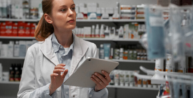 Justiça Federal mantém exigência de farmacêutico presente em farmácias