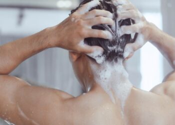 Banhos quentes são prejudiciais à pele e aos cabelos