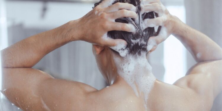 Banhos quentes são prejudiciais à pele e aos cabelos