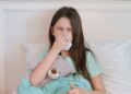 Dormir de cabelo molhado causa gripe em crianças?