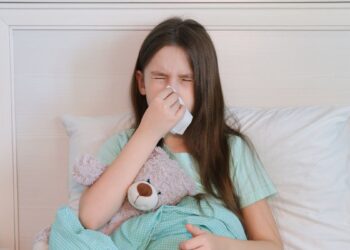 Dormir de cabelo molhado causa gripe em crianças?