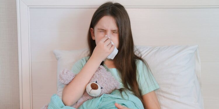 Dormir de cabelo molhado causa gripe em crianças?