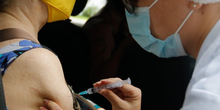 Idosos de 70 anos já podem se vacinar contra a nova cepa da covid-19