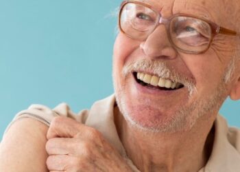 Comissão aprova projeto de lei para vacinar idosos e pessoas com deficiência em casa