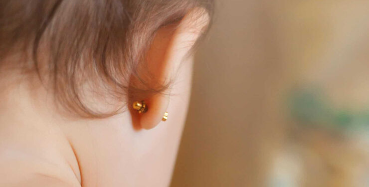 Farmacêuticos propõem norma para furo na orelha com foco em atendimento humanizado