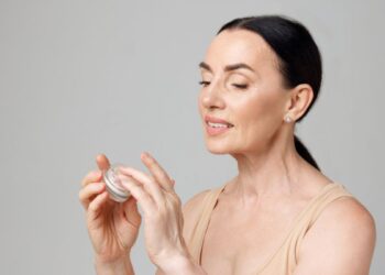 Menopausa afeta elasticidade da pele e estimula rituais de beleza
