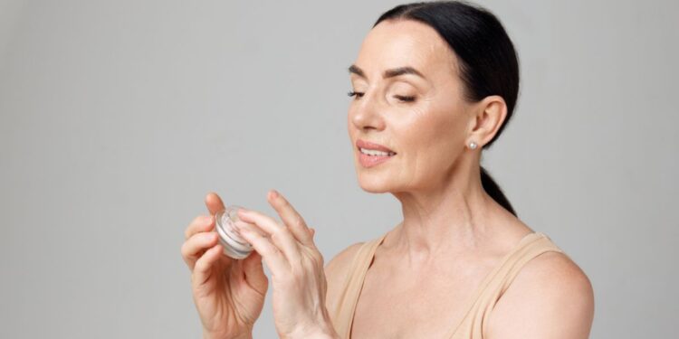Menopausa afeta elasticidade da pele e estimula rituais de beleza