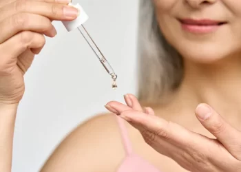 Sérum facial: saiba o que é, para que serve, quais os tipos e como usar