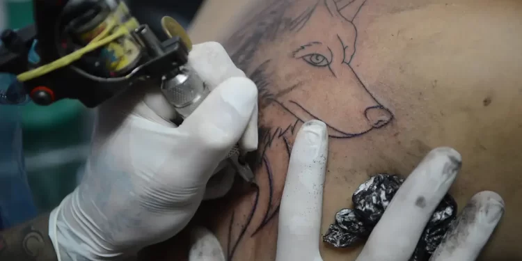 Conselho Federal de Medicina proíbe anestesia para a realização de tatuagens