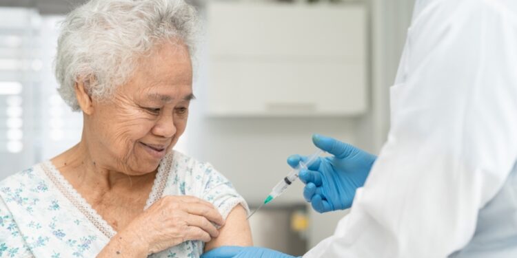 Vacinação: saiba quais são os imunizantes indicados para idosos