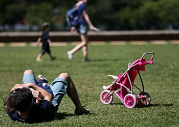 Pediatras pedem aprovação de lei com licença-paternidade de 1 mês