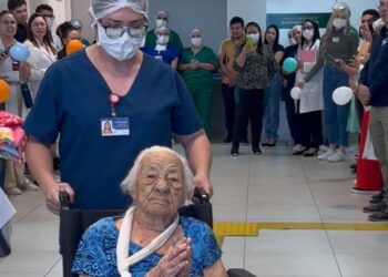 Profissionais do Hospital Regional Vale do Jaguaribe celebram alta de paciente de 117 anos