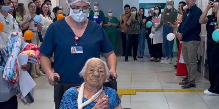 Profissionais do Hospital Regional Vale do Jaguaribe celebram alta de paciente de 117 anos