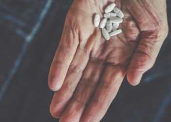 Uso de medicamentos crônicos cresce 9,4% entre adultos e idosos